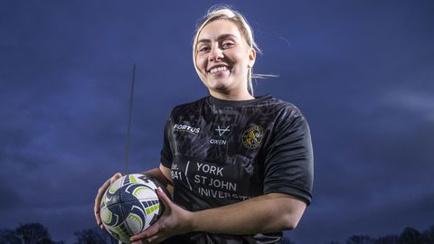 Vanwege deze schunnige opmerking krijgt speelster direct rood (met haar baby in het publiek)