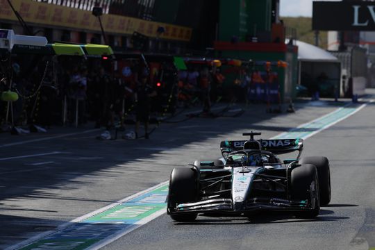 Gevaarlijk incident levert Mercedes straf op in Zandvoort: 'Niemand kijkt hier in zijn spiegels'