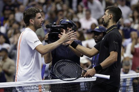 Tegenstander Novak Djokovic protesteert tegen 'trucjes' van Servische toptennisser op US Open: 'Tactiek?'