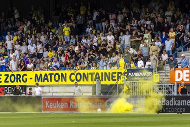 Vitesse-aanhang maakt opnieuw statement met rookbommen tegen KNVB: weer wedstrijd stilgelegd