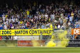 Vitesse-fans gooien rookbommen op het veld tijdens wedstrijd RKC - Almere City © Pro Shots.