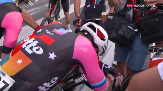 Topwielrenner (36) in tranen na tragisch einde in Vuelta: 'Ik ben aan het worstelen'