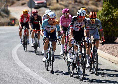 Live Vuelta | Grote kopgroep weg in zware bergrit, houdt Enric Mas straks stand in het rood?