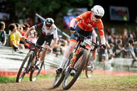 Toprenster Puck Pieterse grijpt na spannende slotfase net naast medaille op WK mountainbike