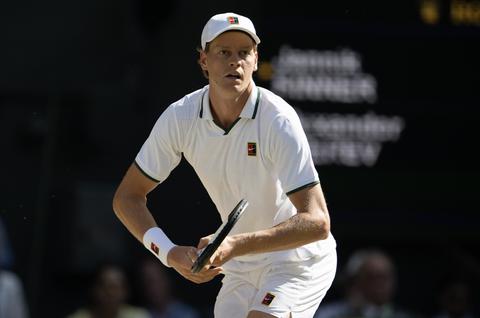 Dit gaat er allemaal schuil achter de knieblessure waardoor toptennisser Jannik Sinner de US Open moet missen
