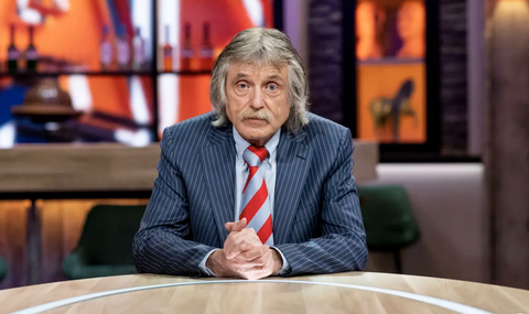 Johan Derksen doet opmerkelijke bekentenis over nieuwe woning: 'Paar dames tegen het plafond'