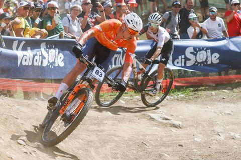 Mathieu van der Poel ziet droom in duigen vallen en beleeft complete offday op WK mountainbike