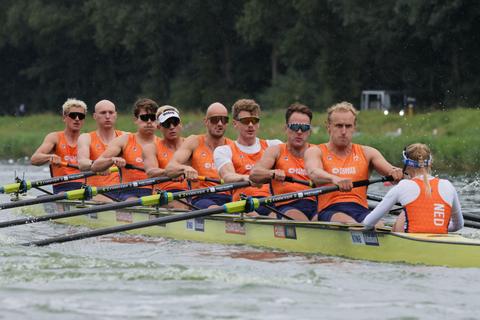 Nederlandse mannenacht slaat late aanval af en plaatst zich voor WK-roeifinale in Amsterdam