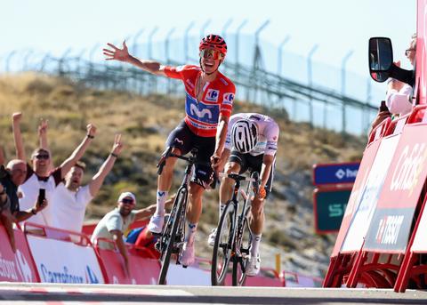 Nieuwe leider Enric Mas pokert het beste en doet uitgevallen Tadej Pogacar na in Vuelta
