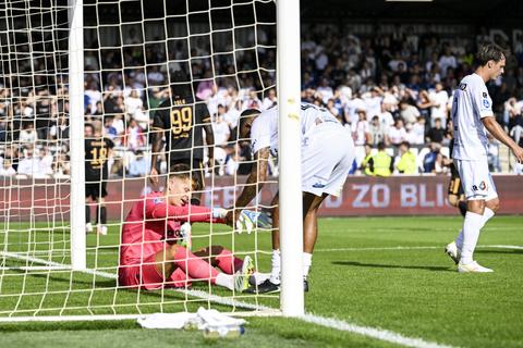 Ajax-fans spotten met Telstar-doelman Ronald Koeman jr. na pijnlijk moment onder toeziend oog van vader