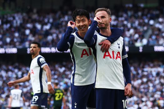 Tottenham Hotspur zet darttalent en United-fan Luke Littler te kijk: 'Heb je het licht gezien Luke?'