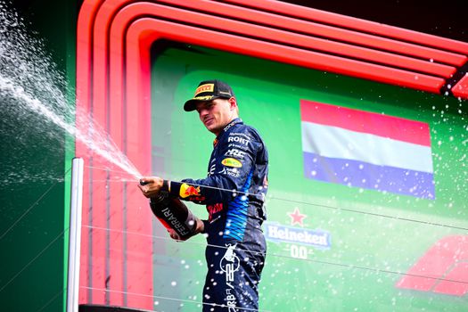 Kelly Piquet feliciteert vriend Max Verstappen met mysterieuze boodschap en prachtige foto's: 'Ik hou van ons'