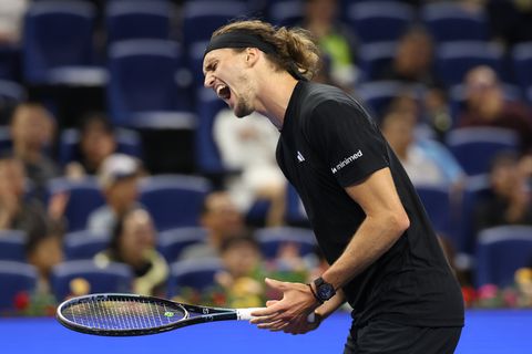 Geplaagde toptennisser geeft eigen vader ervan langs tijdens pijnlijke nederlaag