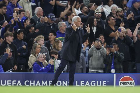 José Mourinho beleeft emotionele momenten bij oude club, toptrainer grijpt in tegen eigen fans