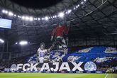 Het enorme spandoek van Marseille om Ajax te beledigen. ©ANP