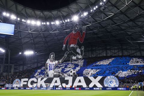 Ajax vijandig ontvangen bij Marseille met beledigend spandoek, fans vanwege incident niet welkom