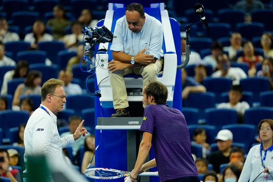 Woeste toptennisser geeft op en ontploft tegenover umpire: 'Jij moet niet tegen mij praten!'
