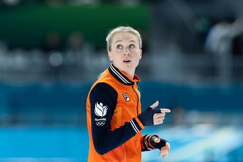 Topschaatsster Merel Conijn lacht om woorden van haar moeder tijdens interview: 'Mam?!'