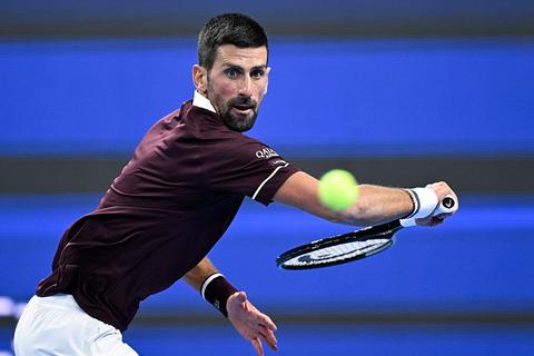 Tennisicoon Novak Djokovic doorbreekt negatieve reeks met historische zege ondanks fysieke zorgen