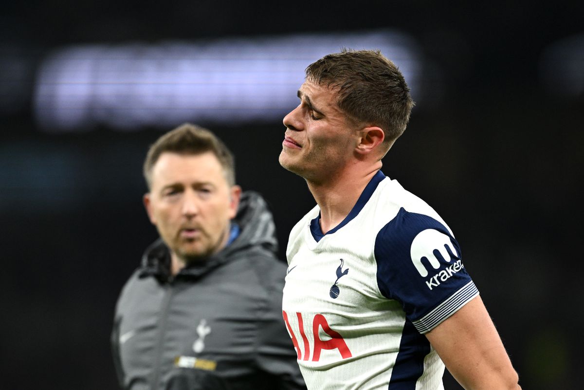 Micky van de Ven huilend van het veld bij Tottenham Hotspur, ploeggenoot achter Nederlander aan