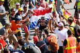 Laurens ten Dam geniet van de Nederlandse fans op de Alpe d'Huez in 2018. ©Getty Images