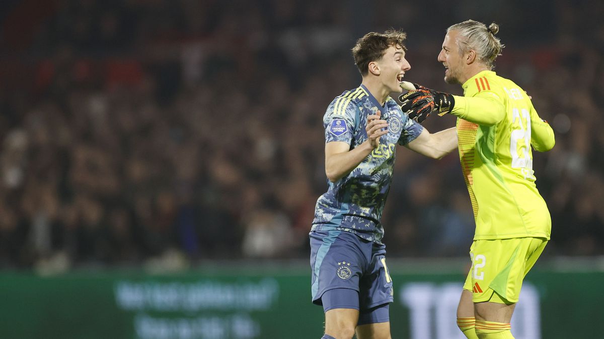 Ajax-doelman Remko Pasveer (40) schrijft geschiedenis na vroege openingsgoal tegen Feyenoord