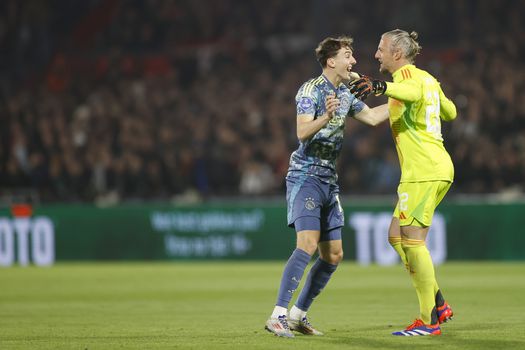 Ajax-doelman Remko Pasveer (40) schrijft geschiedenis na vroege openingsgoal tegen Feyenoord