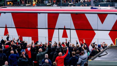 Spelersbus van Ajax komt met verrassend weinig tumult aan bij De Kuip