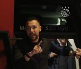 Spelersbus Ajax opgewacht met kilo's vuurwerk, trainer Francesco Farioli spreekt fans toe in Amsterdam