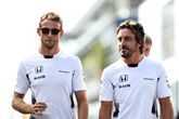 Voormalig F1-kampioen Jenson Button met teamgenoot Fernando Alonso in zijn laatste seizoen in de Formule 1. © Getty Images
