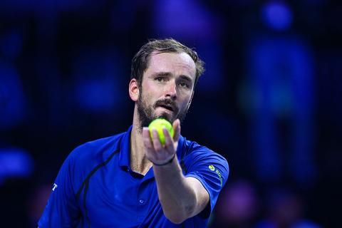 Angstige momenten bij toptennisser Daniil Medvedev: wedstrijd onderbroken nadat ballenjongen onwel wordt