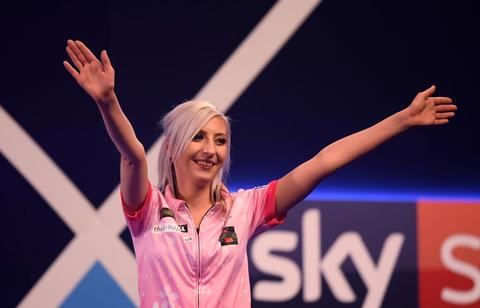 Sensatie bij show van dartsicoon Luke Littler (19): Fallon Sherrock (32) pakt ruim half miljoen euro