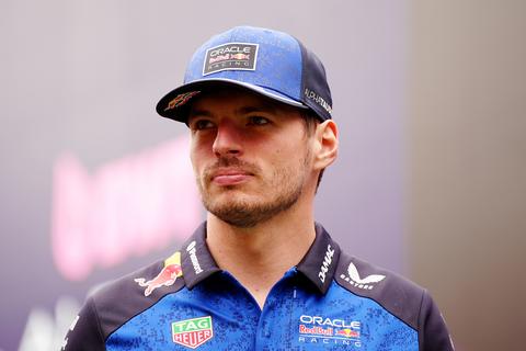 Max Verstappen kijkt toe tijdens openingssessie in Mexico: teamgenoot laat frustraties blijken