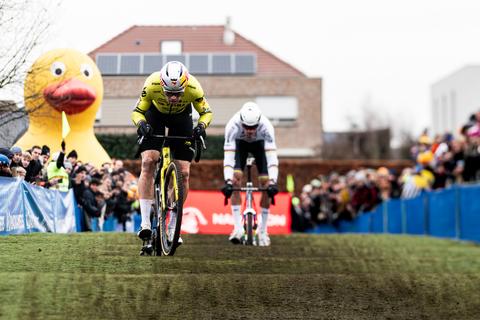 Wielergrootheid Wout van Aert hint op mogelijke nieuwe confrontatie met Mathieu van der Poel in het veld