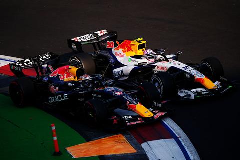 F1-icoon Max Verstappen moet zich bij stewards melden na aanvaring met ex-teamgenoot