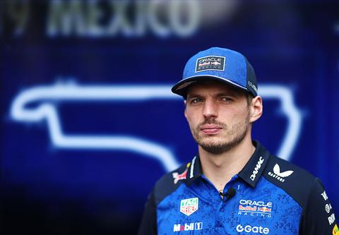 Max Verstappen waarschuwt na ziekte Kimi Antonelli voor slopend einde van F1-seizoen: 'Behoorlijk zwaar voor je lichaam'