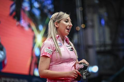 Topdartster Fallon Sherrock is stomverbaasd na winst van dik half miljoen euro: 'Ik weet niet hoe het kan'