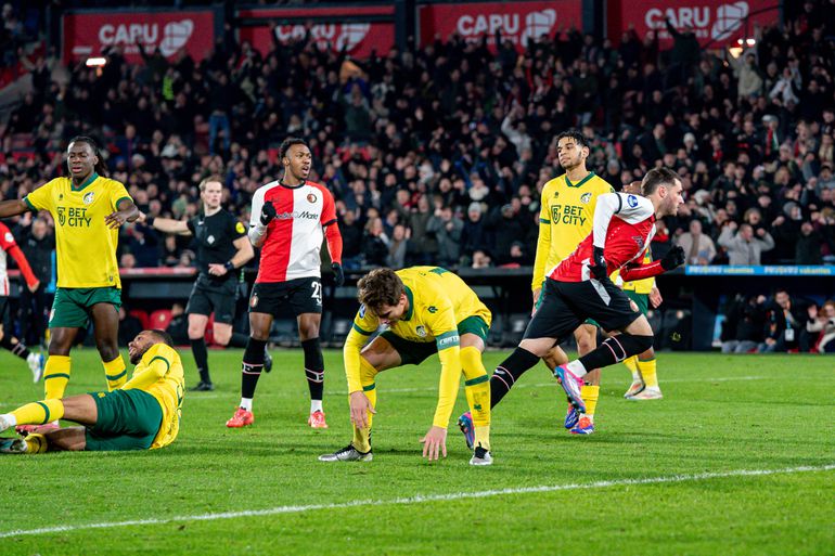 Santiago Giménez steelt de show bij Feyenoord met schitterende omhaal tegen Fortuna Sittard