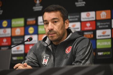 Avontuur Giovanni van Bronckhorst in Turkije snel voorbij: coach moet het veld ruimen bij Besiktas