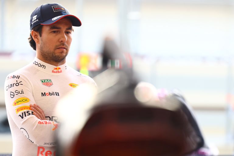 Sergio Perez werkt zich in nesten bij eigen team met bizarre actie: 'Ik moet hem hierop aanspreken'