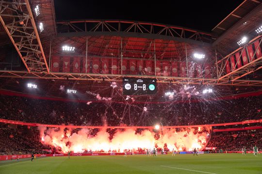 Ajax heeft daders van vuurwerkincident in het vizier: 'We zijn in overleg'