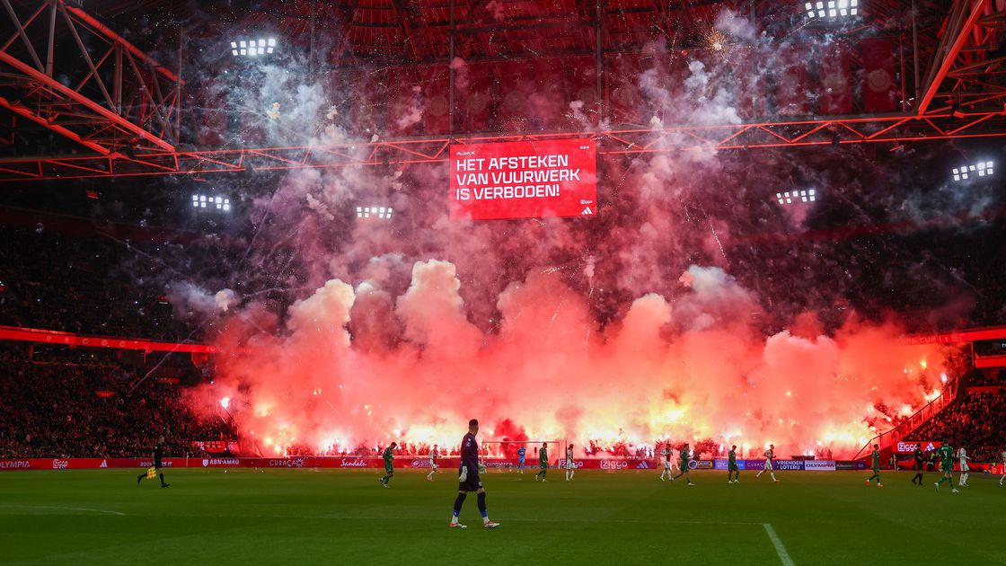 Ajax-supporters steken massaal vuurwerk af: wedstrijd tegen FC Groningen al heel snel gestaakt
