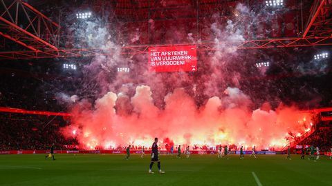Ajax-supporters steken massaal vuurwerk af: wedstrijd tegen FC Groningen al heel snel gestaakt