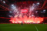 Eerbetoon voor overleden Ajax-supporter. ©Pro Shots.