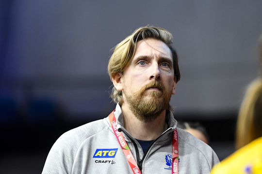 Gênant moment op WK handbal zorgt voor ongemak bij bondscoach: 'Ik doe wat mij wordt opgedragen...'