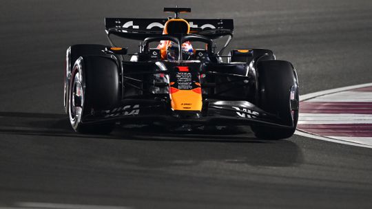 Max Verstappen zorgt met zege in Qatar voor ultieme climax in titelstrijd, tactische blunder kost McLaren de kop