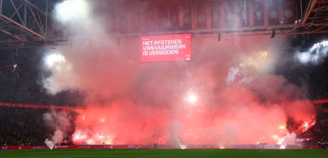 Verbolgen arbiter Bas Nijhuis haalt keihard uit naar harde kern Ajax: 'Dit is echt schandalig'