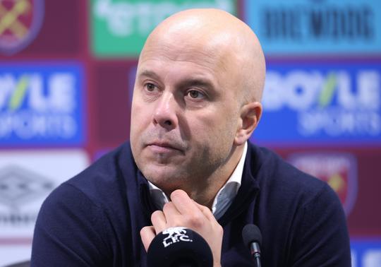 Arne Slot plotseling weer de gevierde man bij Liverpool: 'Dit was het recept dat de dokter had voorgeschreven'