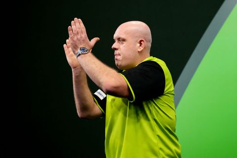 Emotionele Michael van Gerwen lucht z'n hart na zege op Jeffrey de Graaf: 'Ik mis m'n vrouw en kinderen'