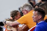 Vader Joost troost zijn dochter Femke Bol in Parijs na haar bronzen 400 meter. ©Getty Images